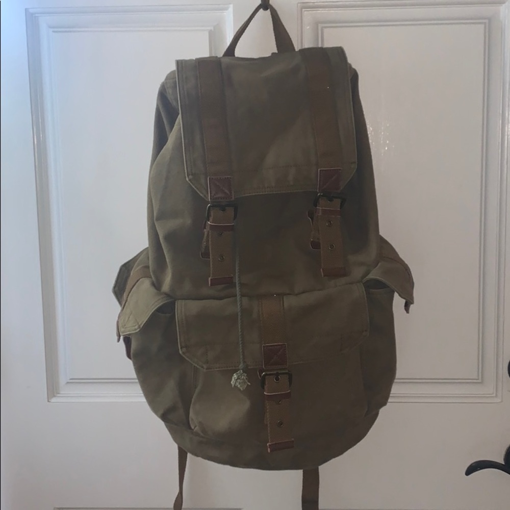 VAGABOND TRAVELER ARMY GREEN CANVAS BACKPACK